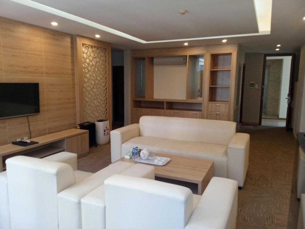 NguyẽN QuyèN Hotel Hanoi Exteriör bild